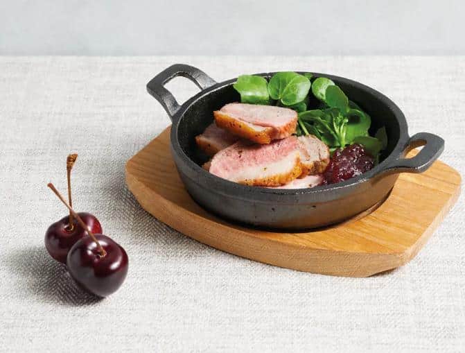 Load image into Gallery viewer, Artesà Cast Iron Mini Gratin Dish with Board 12.5cm - detail
