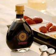 Load image into Gallery viewer, Due Vittorie Oro Gold Balsamic with strawberries
