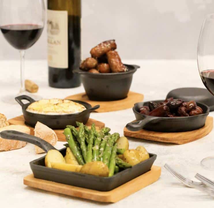 Load image into Gallery viewer, Artesà Cast Iron Mini Gratin Dish with Board 12.5cm - detail 2

